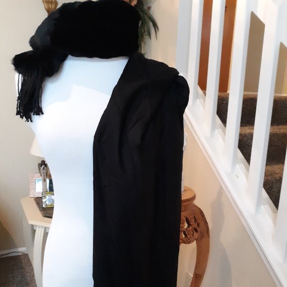 Cute 2 in 1 Scarf Black w/ Faux Fur EUC - Picture 2 of 14